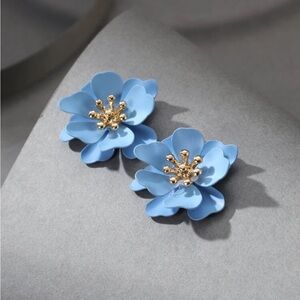 Elegant Blue Floral Earrings with Gold Plated Center NWT